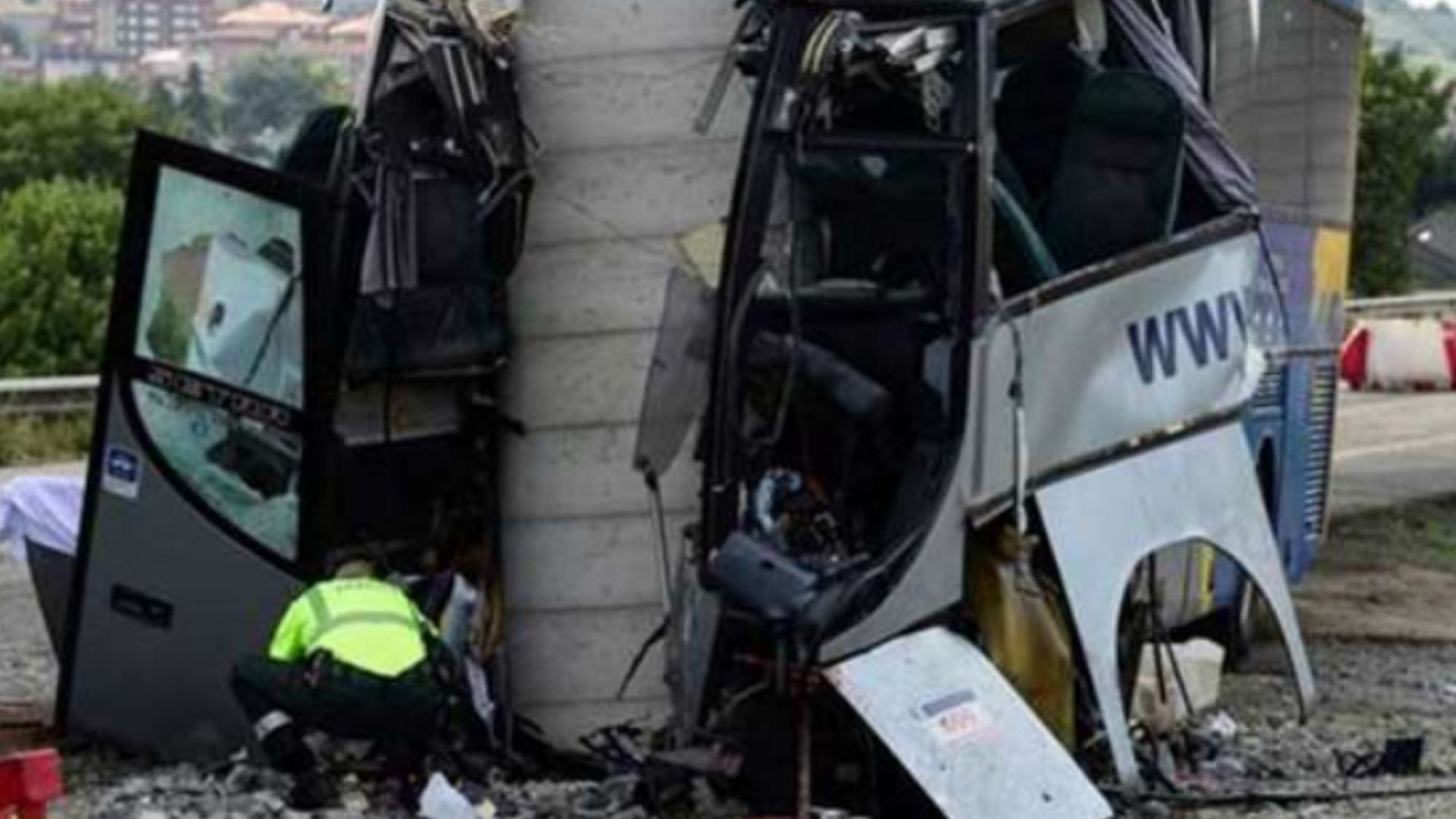 Петима души загинаха при удар на автобус в подпорна колона
