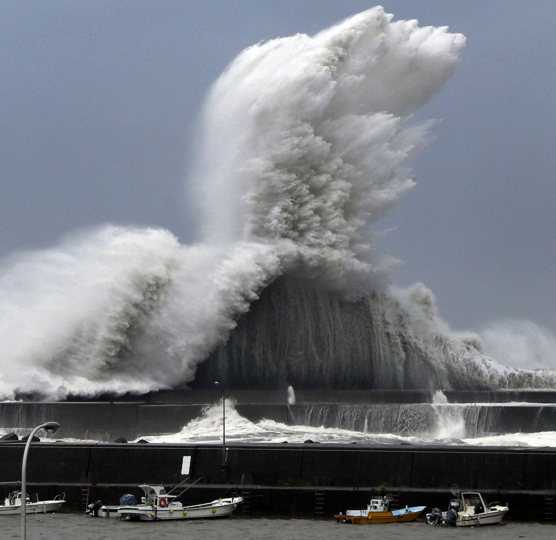  Япония се готви за *най-мощния тайфун *от четвърт век 