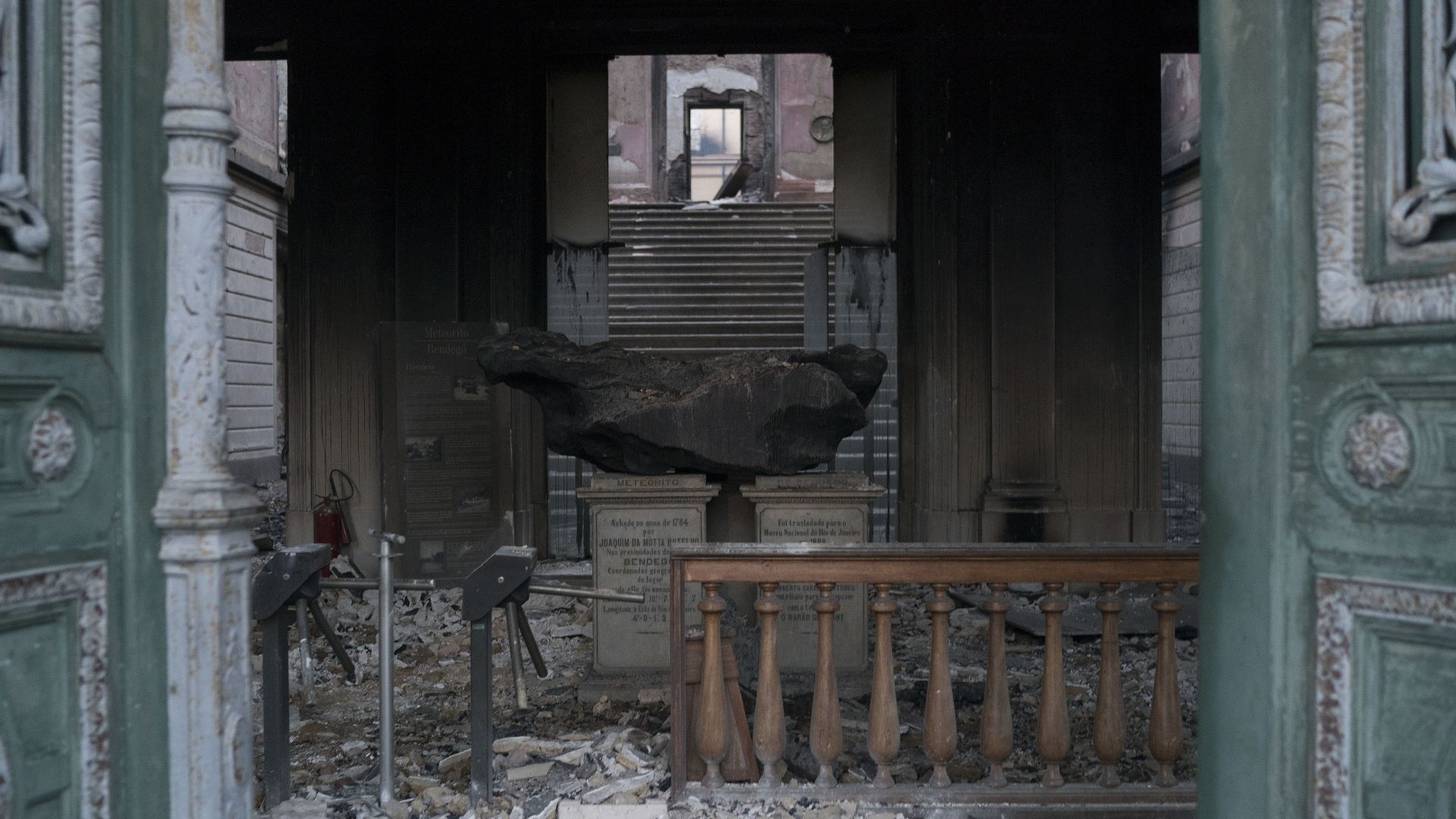 Властите продължават разследването за пожара в неделя при който изгоря