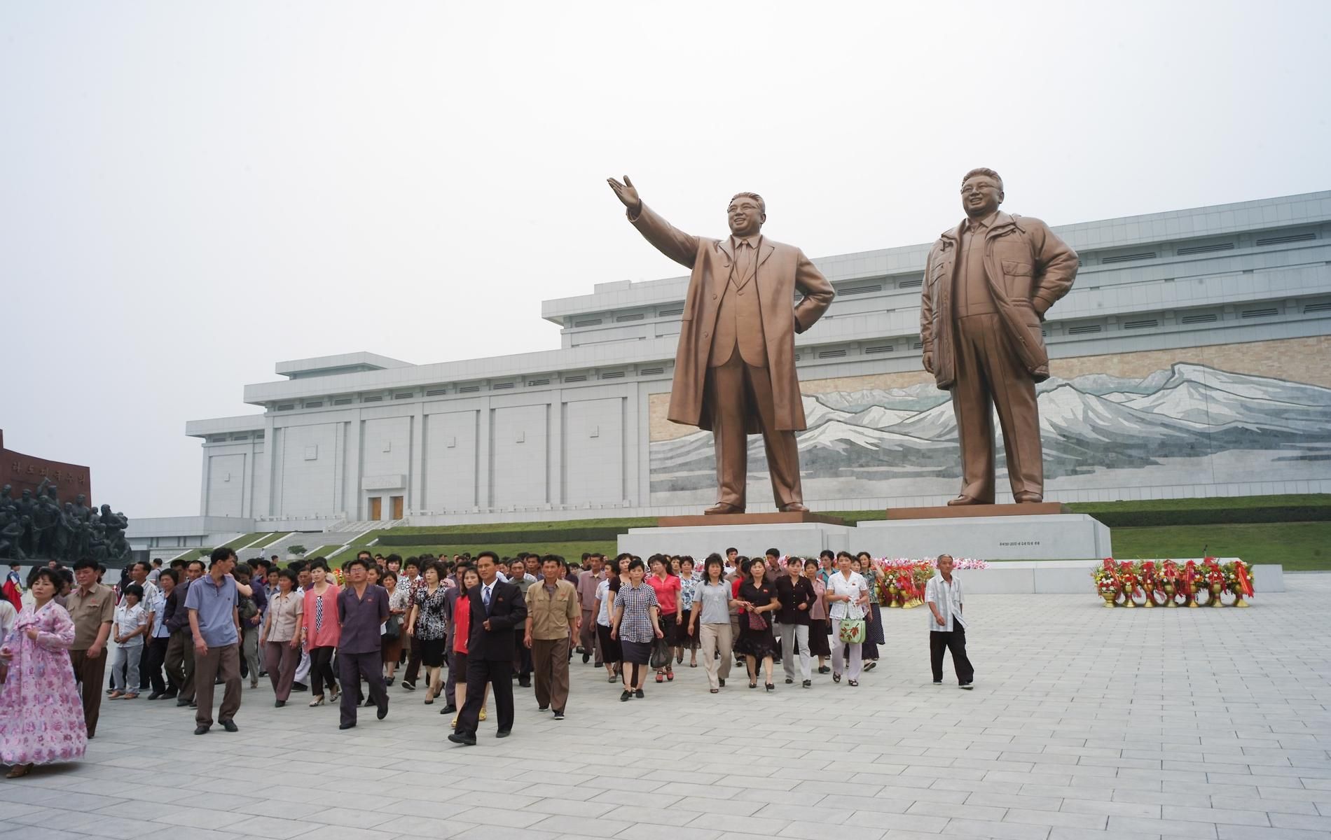 В Северна Корея възхваляват починалия създател на ядрената им програма