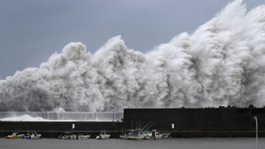 Тайфунът Джеби удари Япония с 220 км/ ч