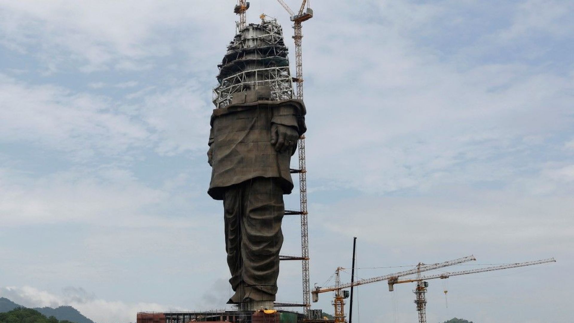 Най-високата статуя в света - 182 метра, добива форма. Статуята
