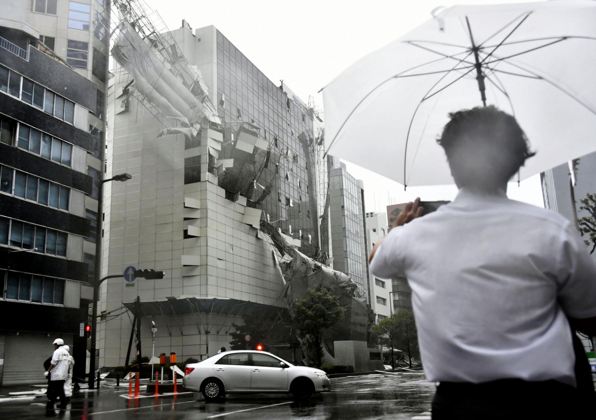 След тайфуна Джеби в Осака