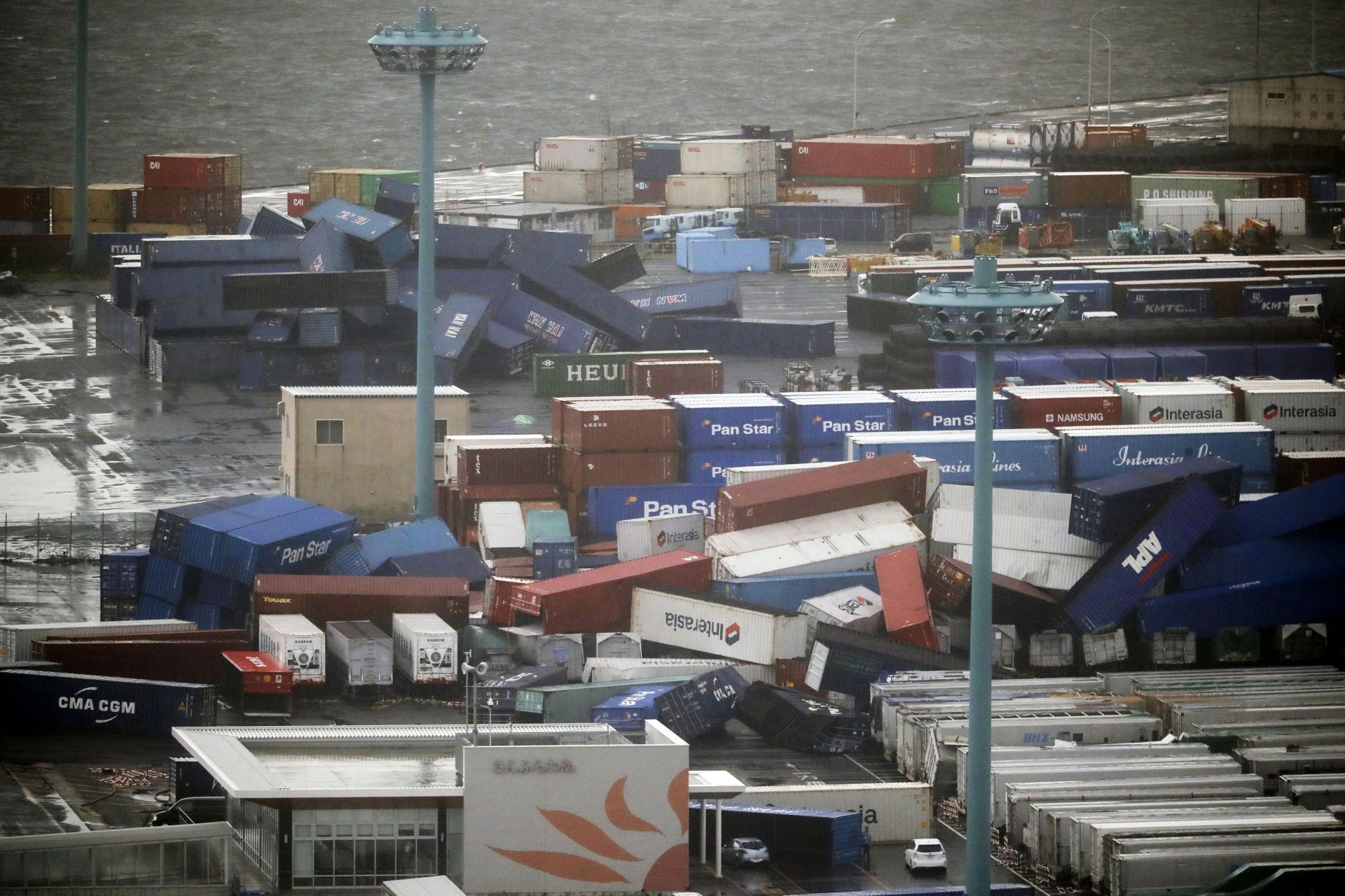 Паднали контейнери до пристанище в Осака след тайфуна