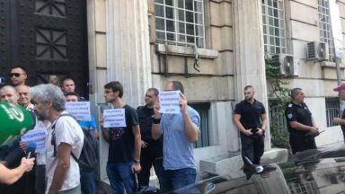  Недоволни нахлуха в министерство в опит за цивилен арест на заместител на Московски 