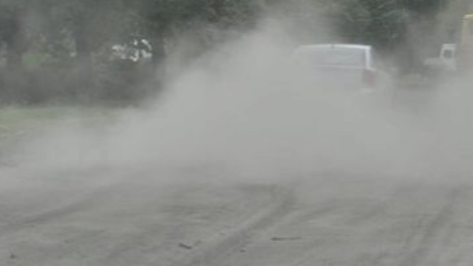 Шофьор на товарен автомобил не успя да вземе завой и