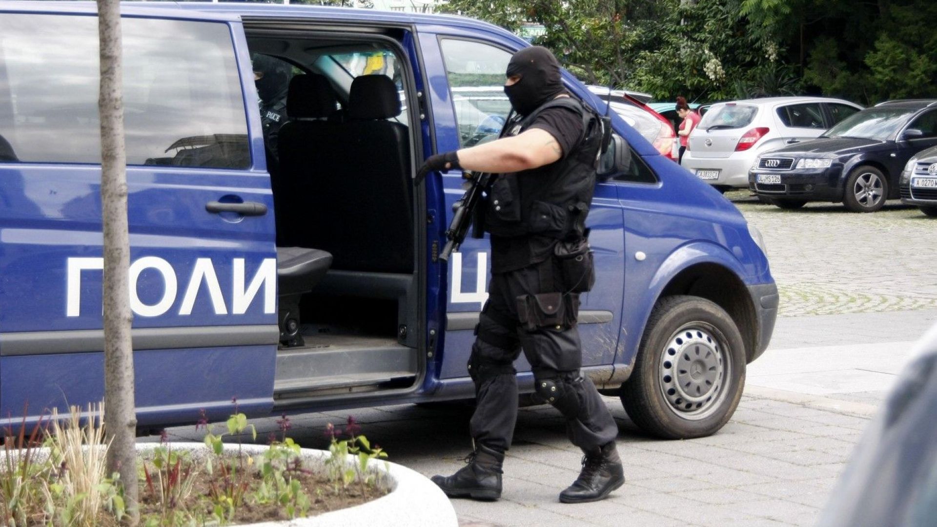 Тежковъоръжени антимафиоти блокираха центъра на Бургас Спецоперацията се провежда в