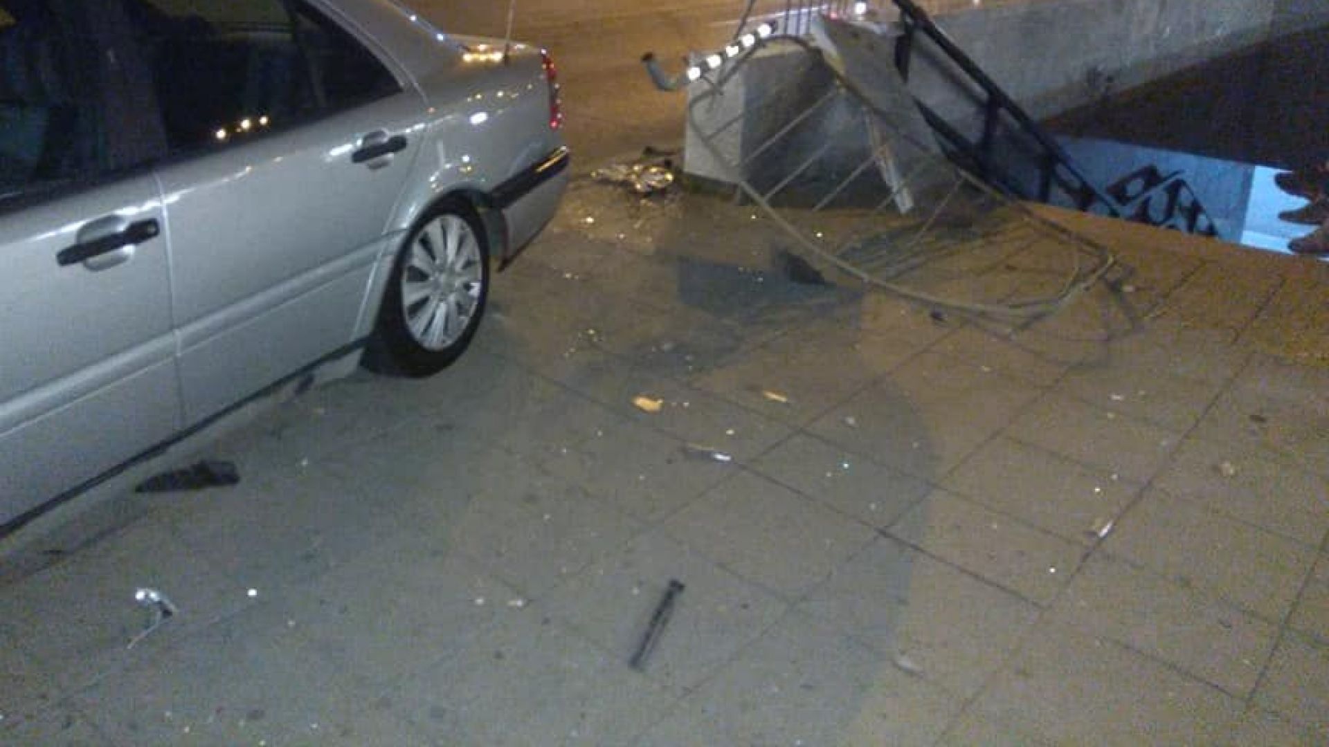 Автомобил е връхлетял върху островчето с трамвайната спирка на столичния