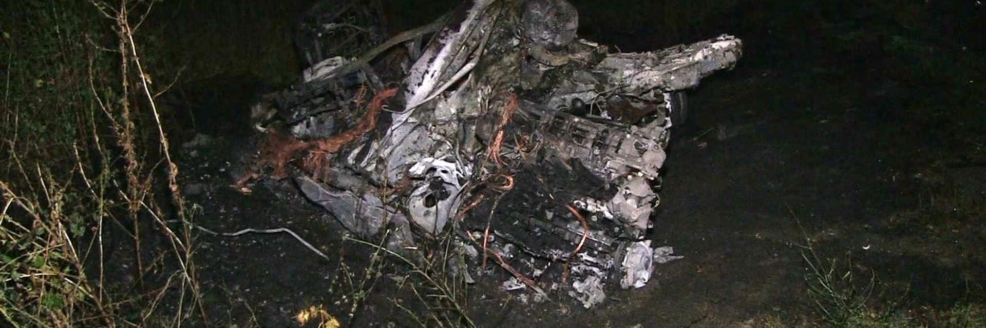 Две БМВ-та се удариха челно, едното се разцепи и изгоря с шофьора (видео)