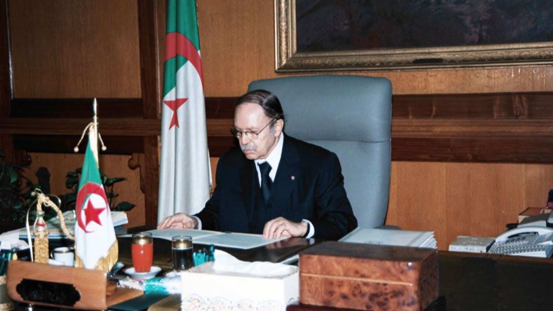 Алжирският президент Абделазиз Бутефлика уволнява генерали за да затегне контрола
