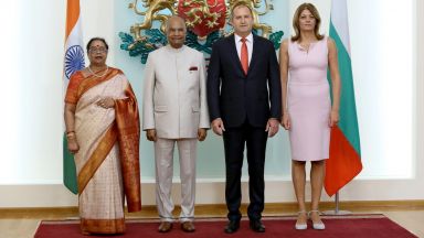 Деси Радева посрещна първата дама на Индия в бледорозова рокля