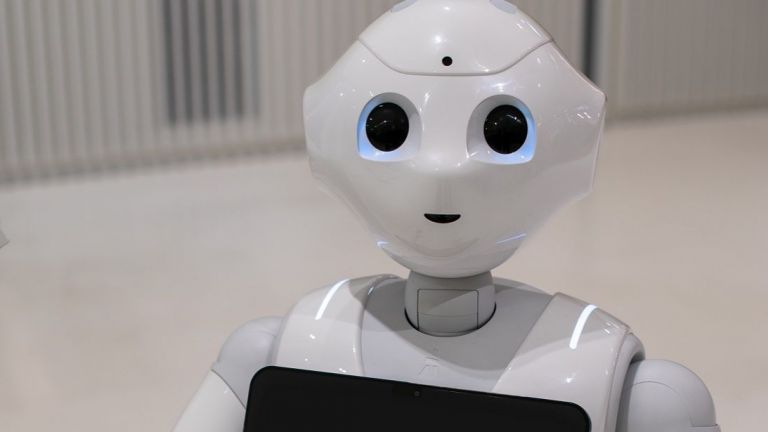 Хуманоиден робот, владеещ 15 езика, влиза в час 