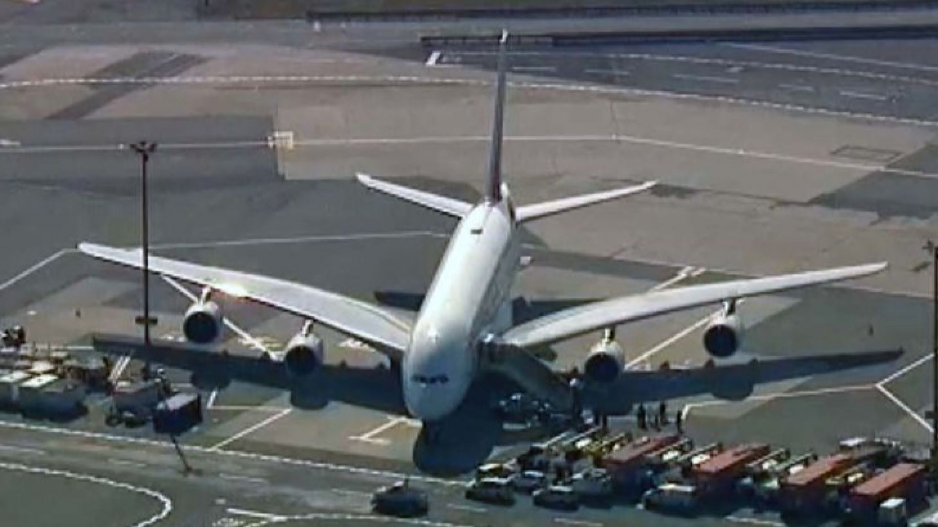 Самолет на авиокомпания Емирейтс пристигнал от Дубай бе задържан тази