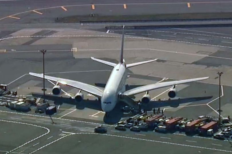 Самолетът бе изведен далеч от терминалите на летището