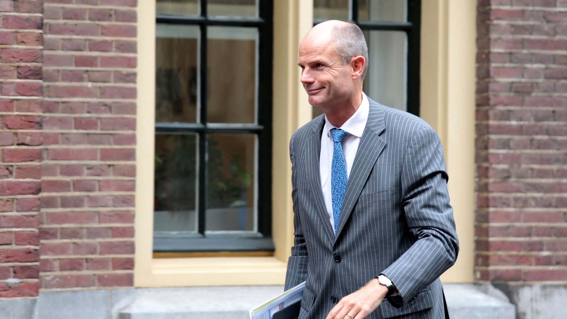 Холандският външен министър Стеф Блок оцеля след вот на недоверие
