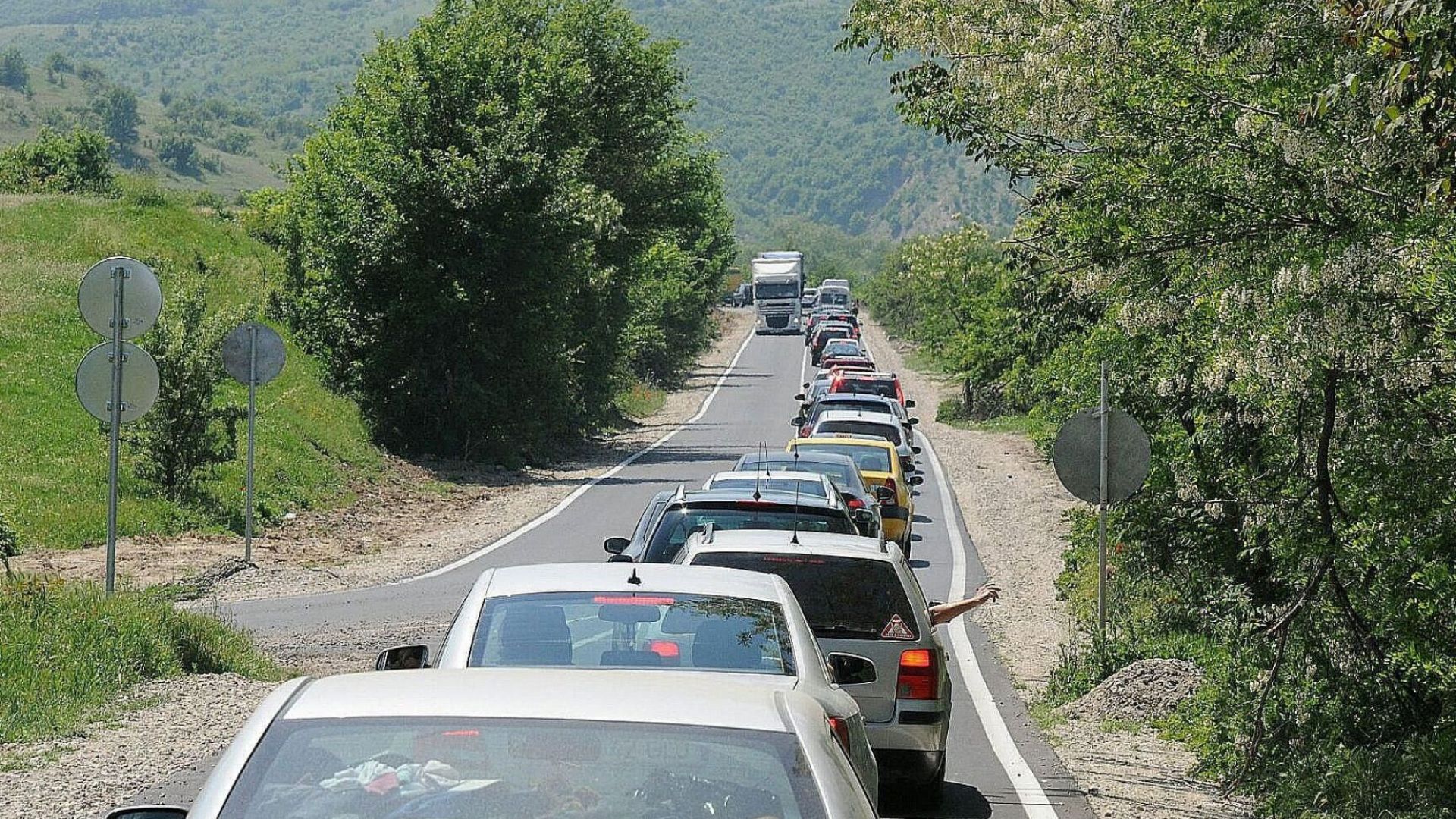 Изключително натоварено е движението през ГКПП Кулата на изход от