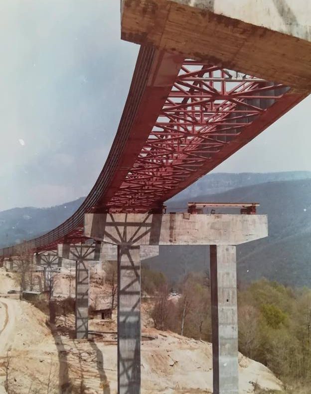 Метален мост по време на строежа 