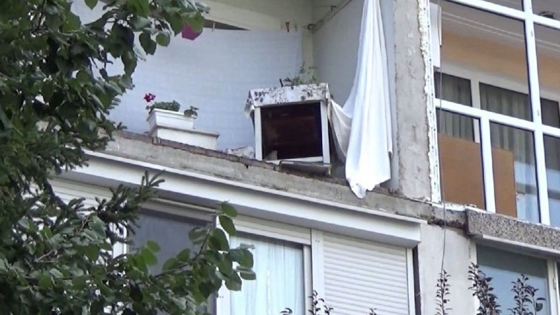 Почина жената, паднала от 4-ия етаж с откъртен парапет на тераса