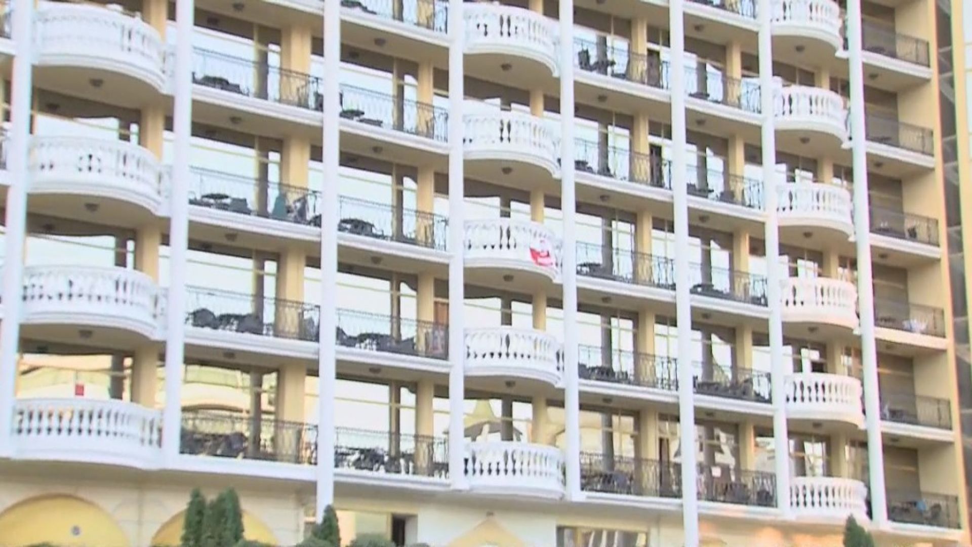 Спринцовка е намерена в хотелската стая на пияния 27 годишен англичанин