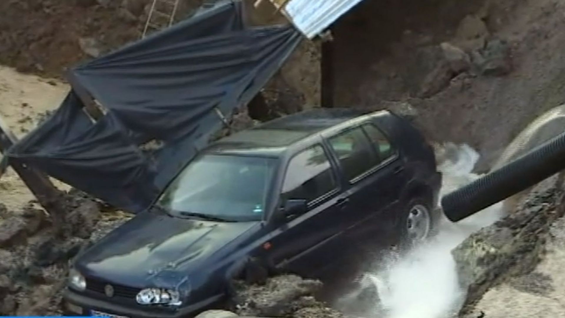 Рано тази сутрин свлачище причинено от спукан водопровод погълна автомобил