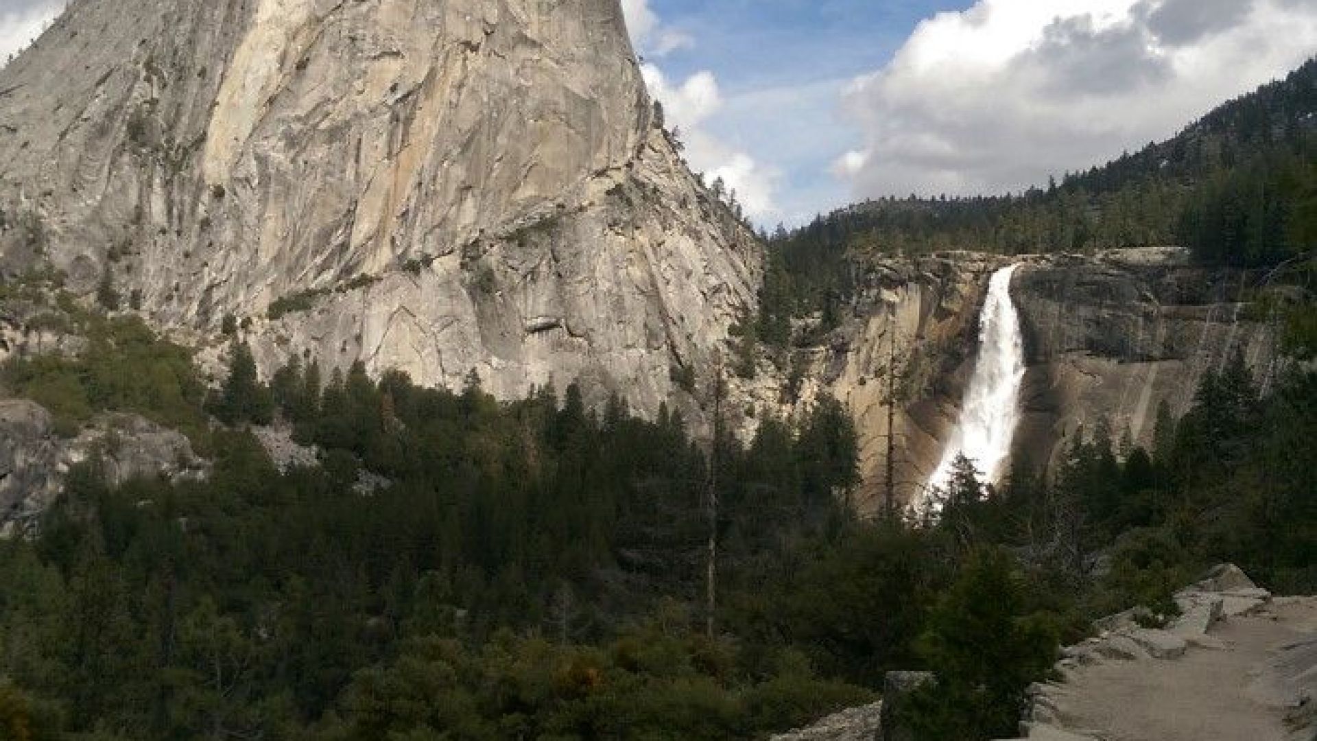 Тийнейджър падна от 250 м, докато си прави селфи в парка Йосемити