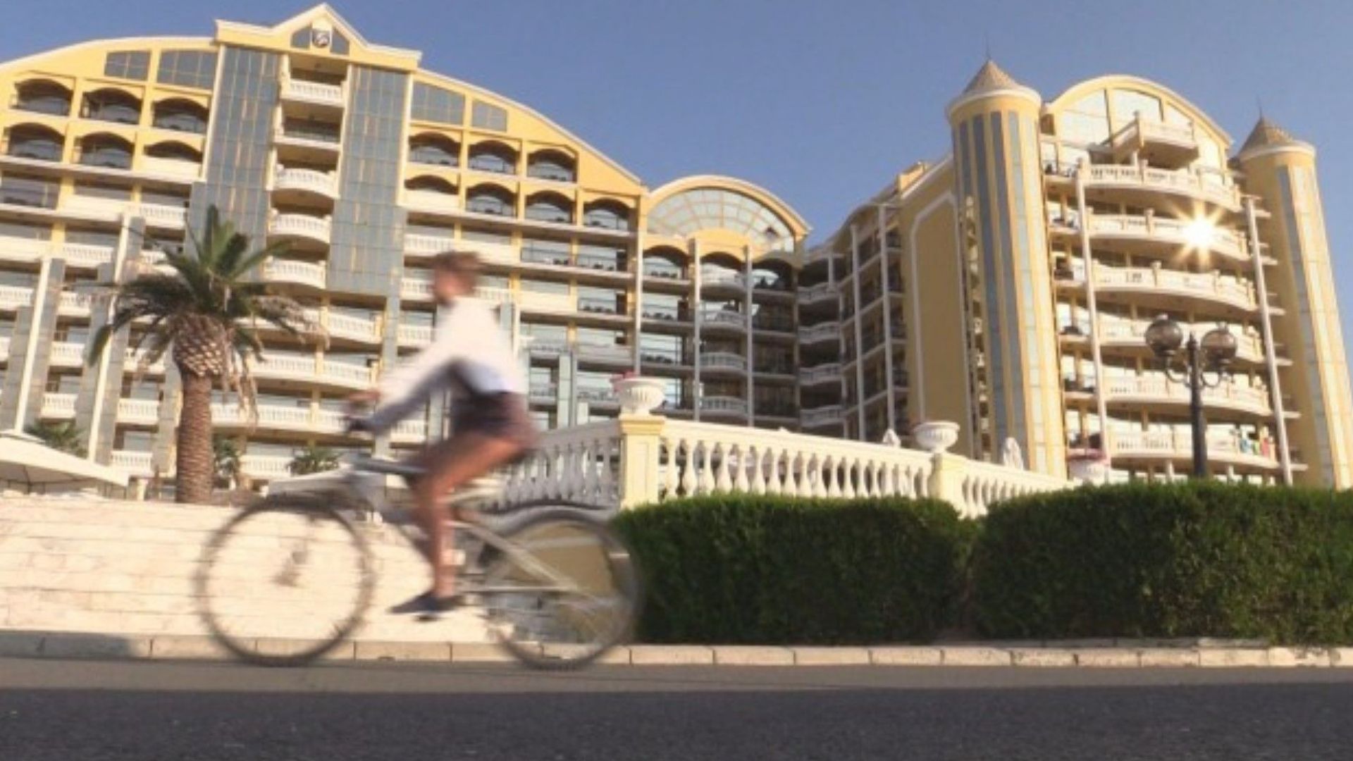 С обвинение за нападение и лека телесна повреда на три