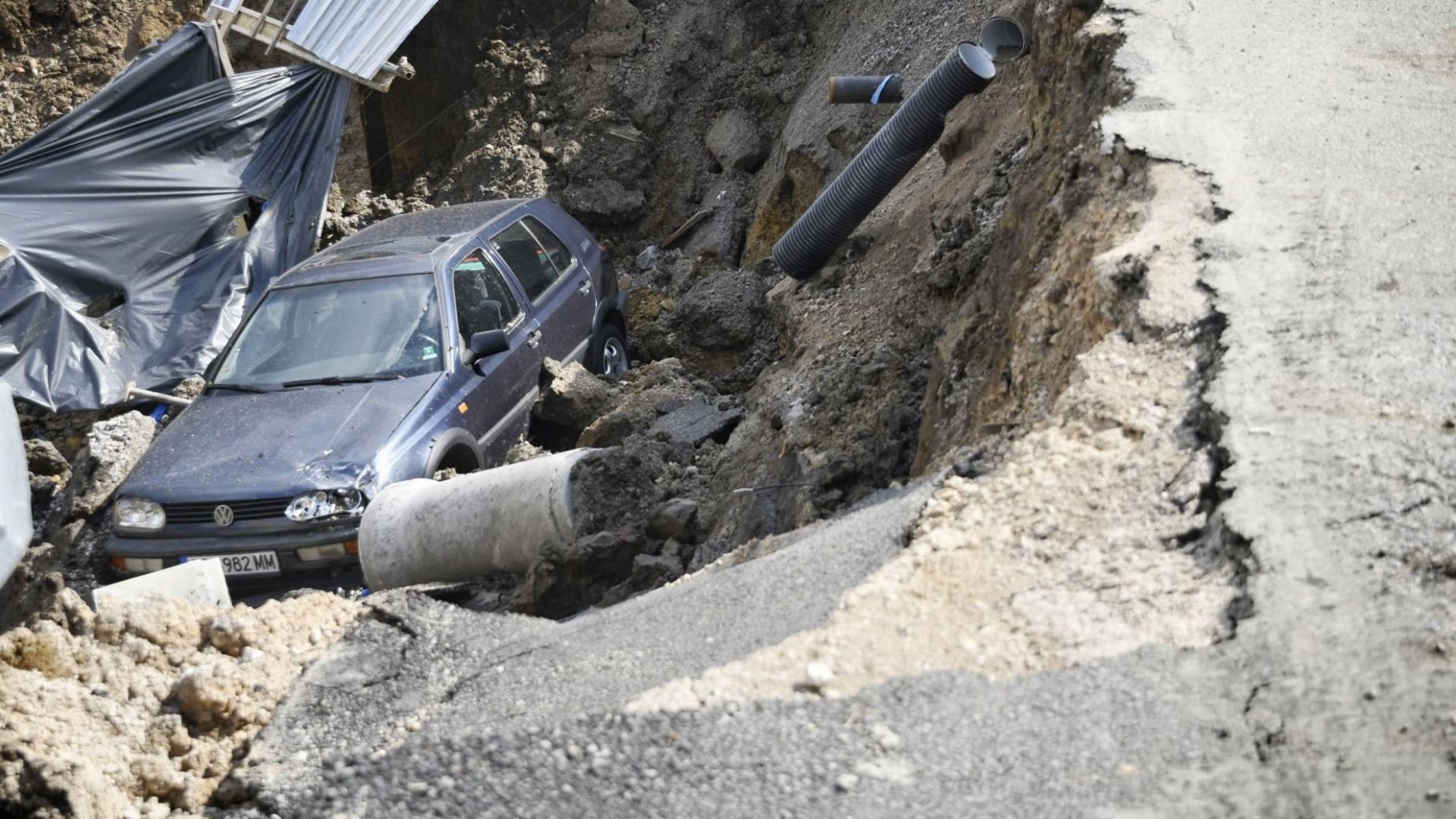 Рано тази сутрин свлачище причинено от спукан водопровод погълна автомобил