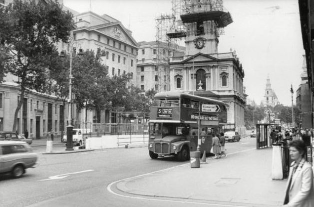 на 7 септември 1978 г. на лондонската автобусна спирка “Ватерло” непознат мъж се блъска в писателя. Марков умира четири дни по-късно заради сърдечна недостатъчност.