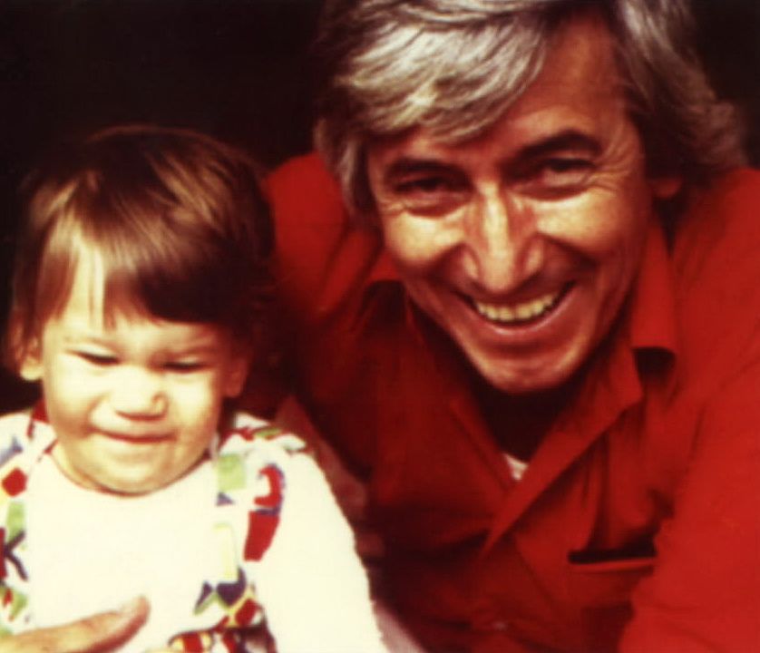 Щастливият баща с малката Саша