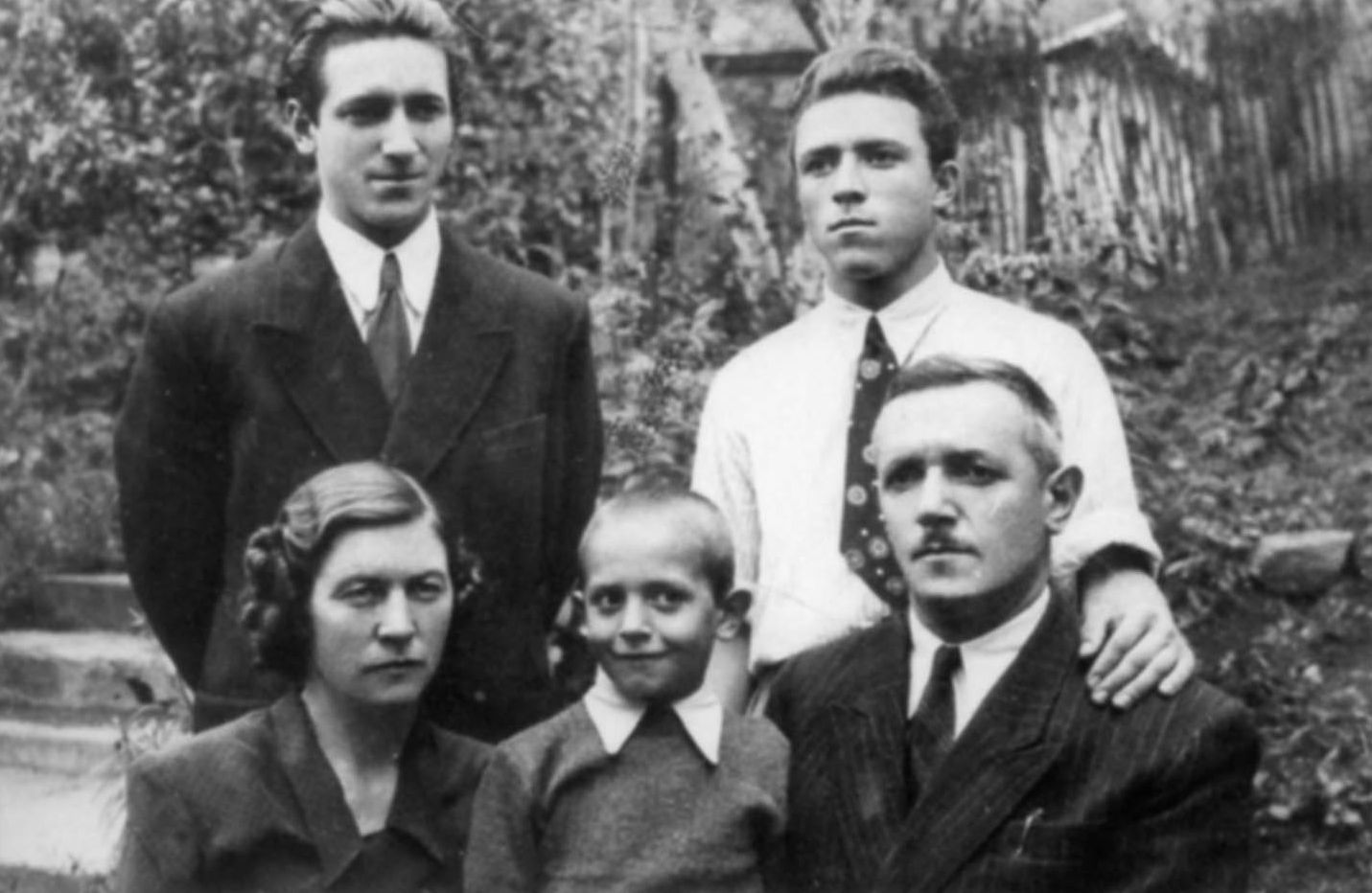 Семейството на Георги Марков през 1950 г. Писателят (горе вляво) с брат си Никола (вдясно), майка си Райка, най-малкия брат Васил и баща си Иван