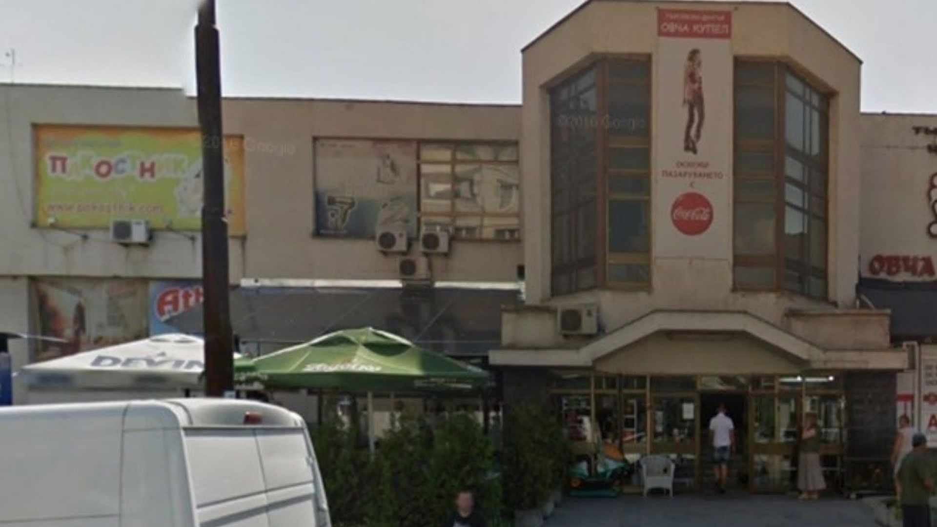 Лек автомобил се e врязал в търговски център в София