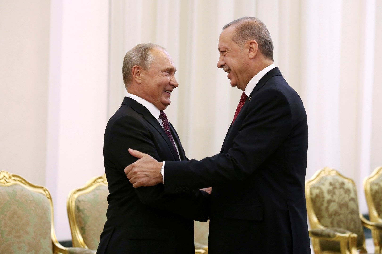 Путин и Ердоган демонстрират приятелски отношения в Техеран