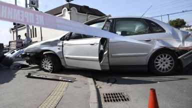Автомобил се взряза в търговски център в София, 4-ма са ранени (снимки)