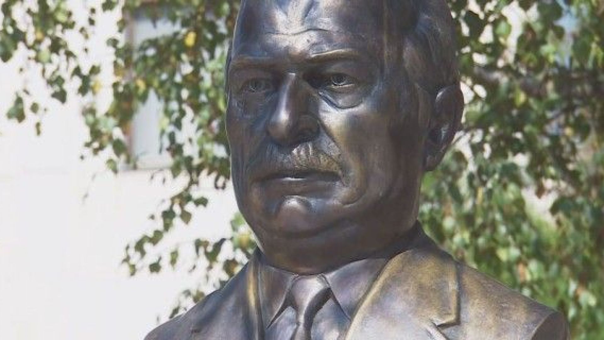 Дни преди 9 септември паметникът на Пенчо Кубадински отново разбуни