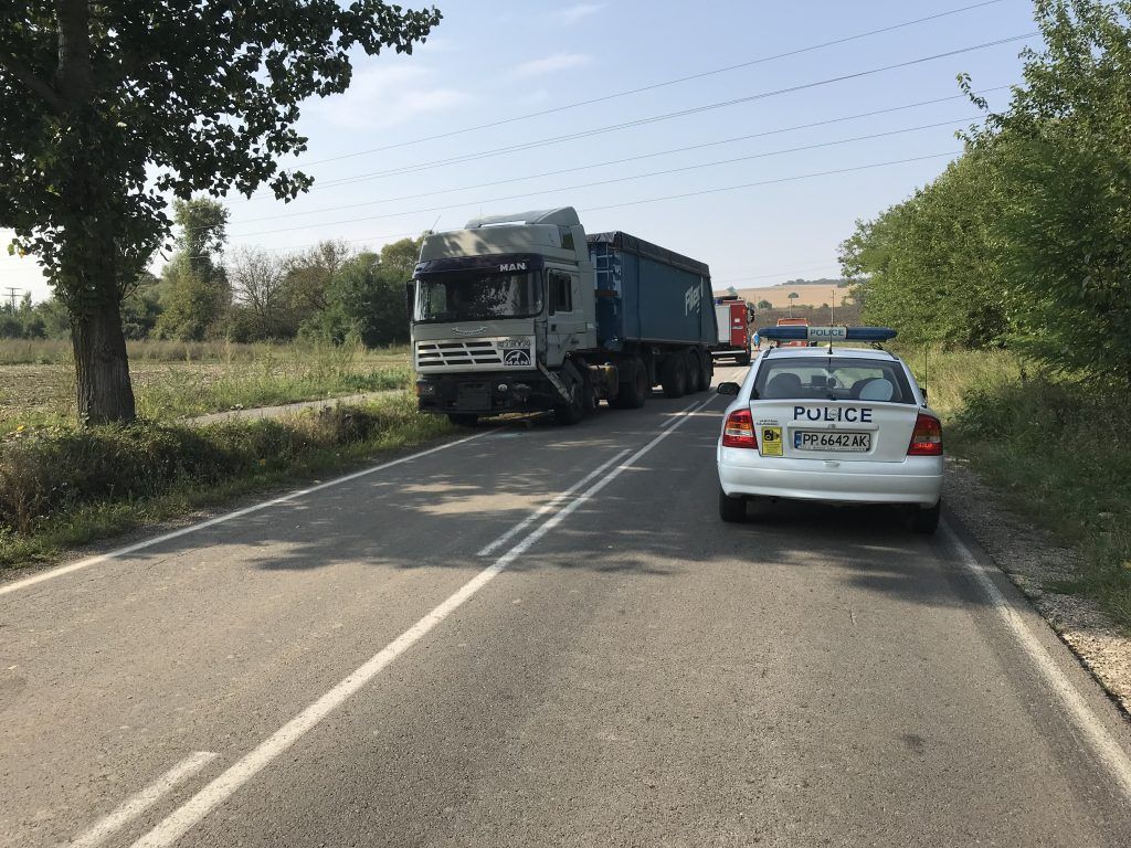 Пътят между село Пчелина и Разград е затворен