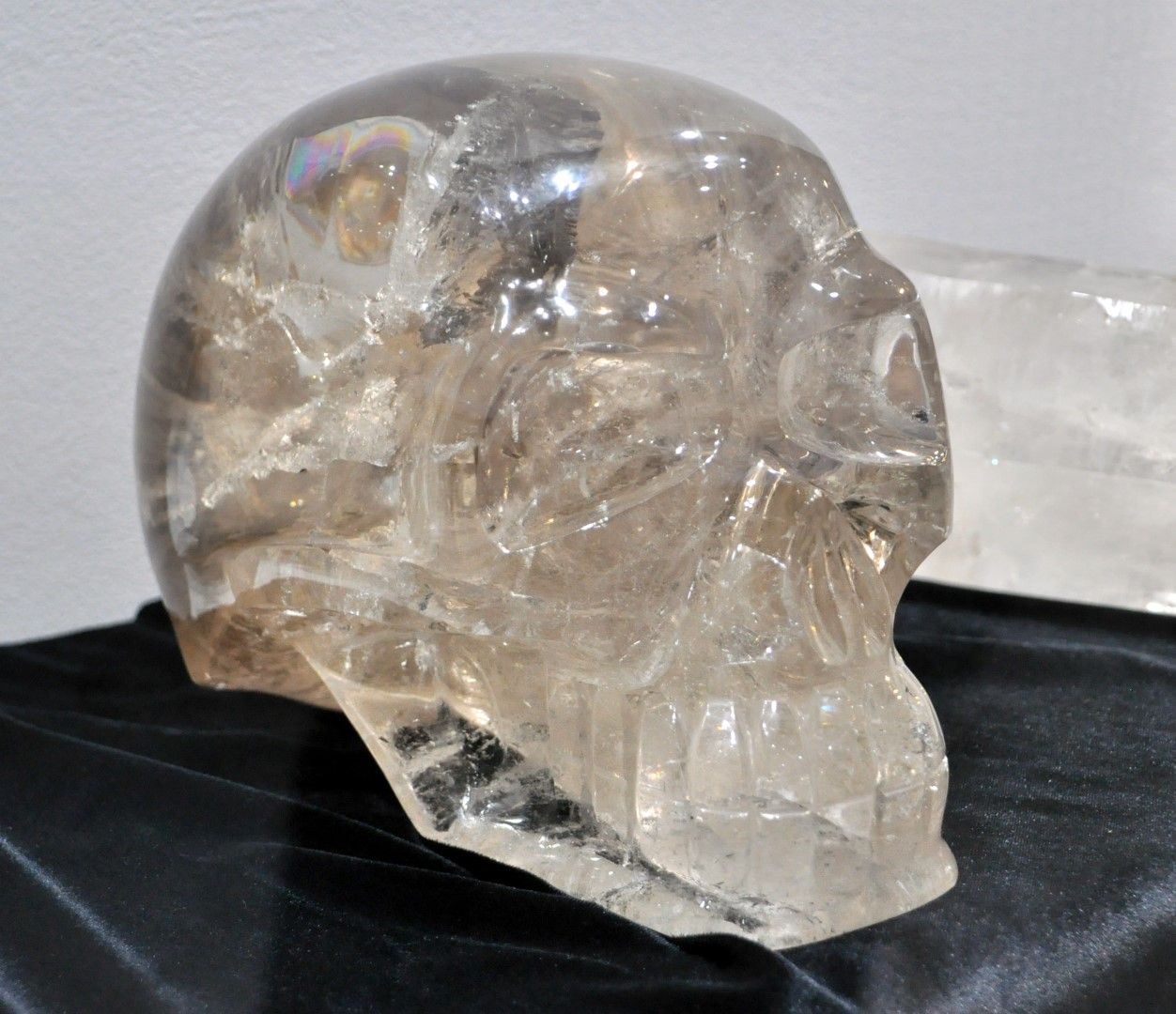 Изработен е от матов кристал