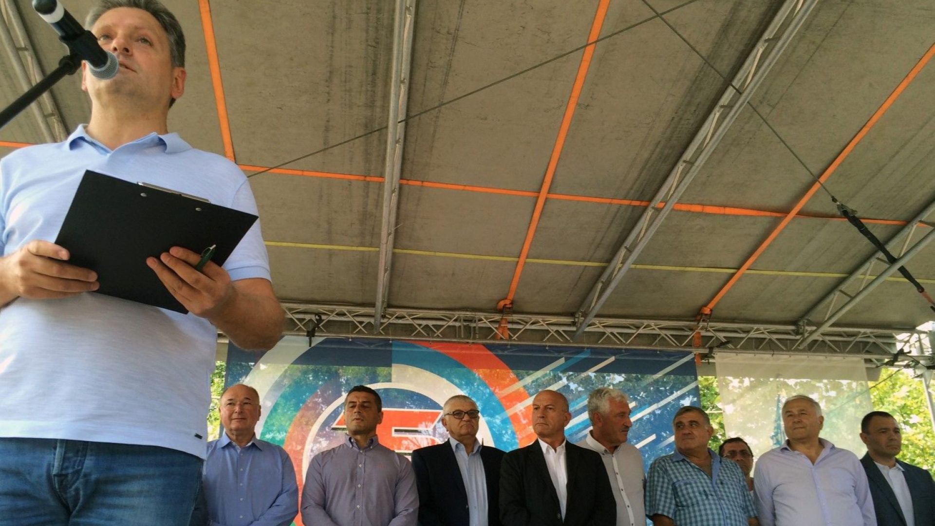 Тук бяха зам председателят на парламента Емил Христов председателят на парламентарната