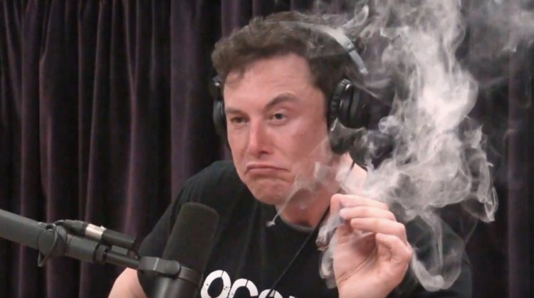 Шефът на Tesla пуши марихуана