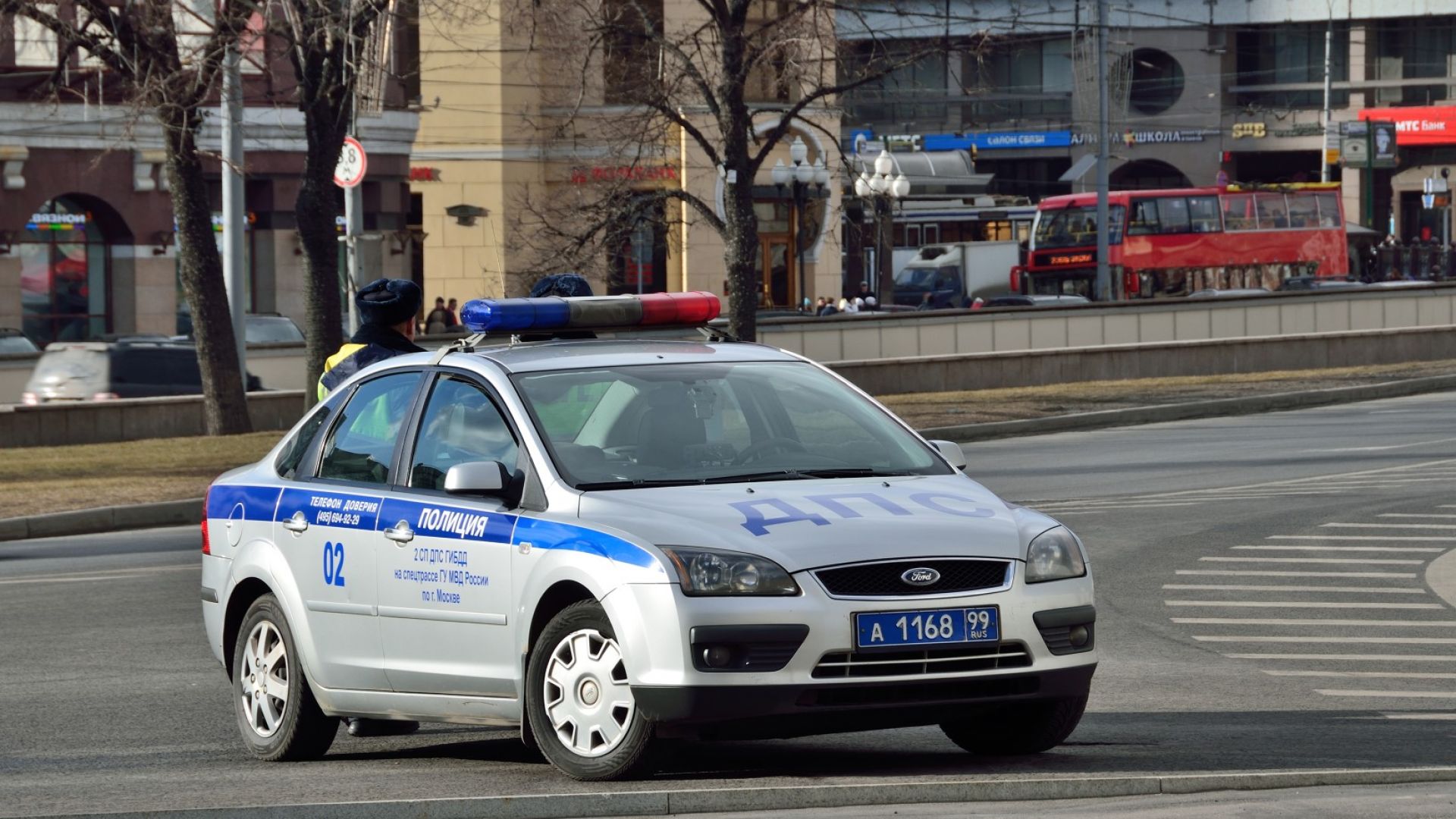 Автомобил се вряза в пешеходци в Москва, има загинал