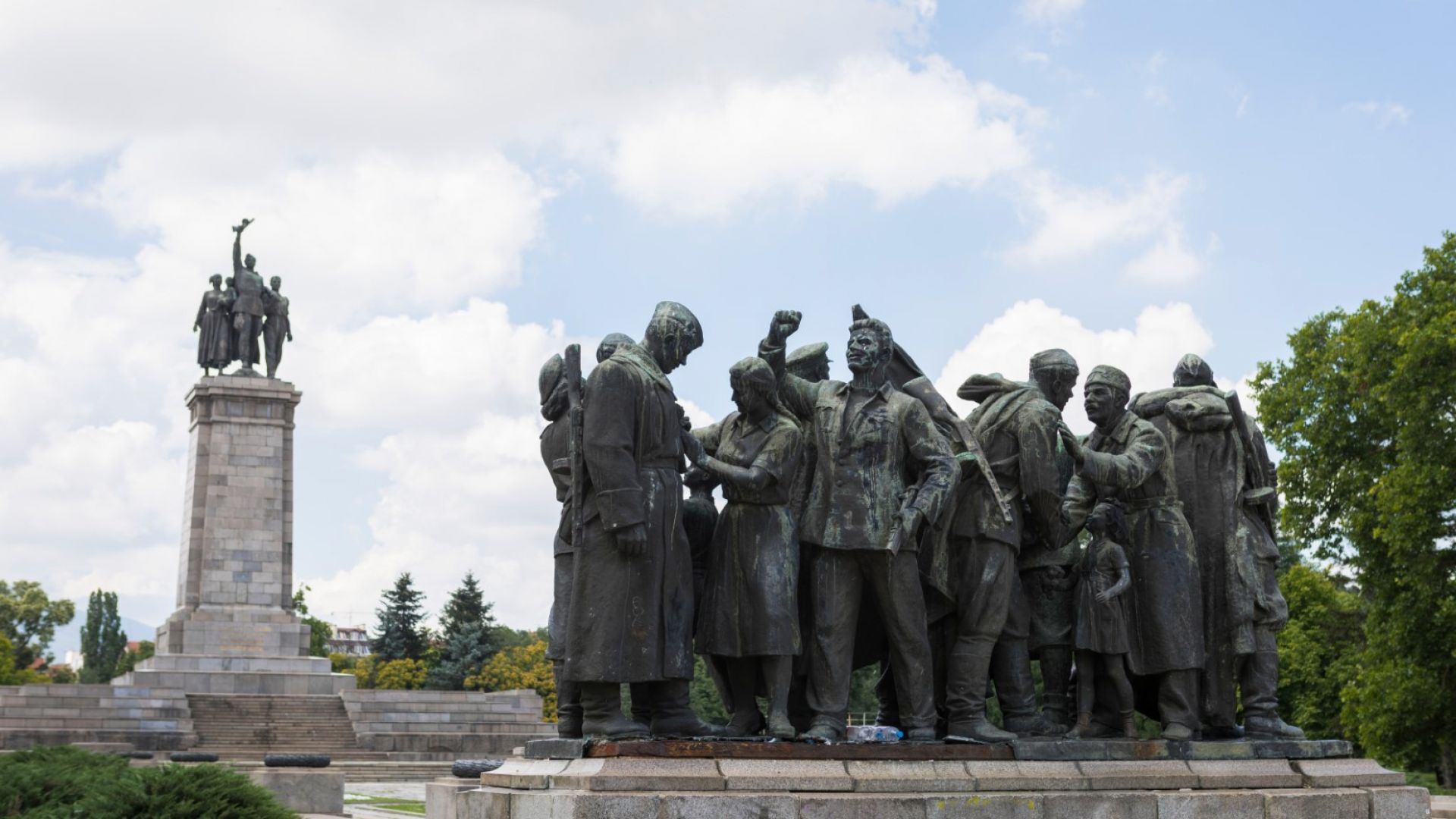 Програмата включва поднасяне на цветя на паметника на Незнайния воин