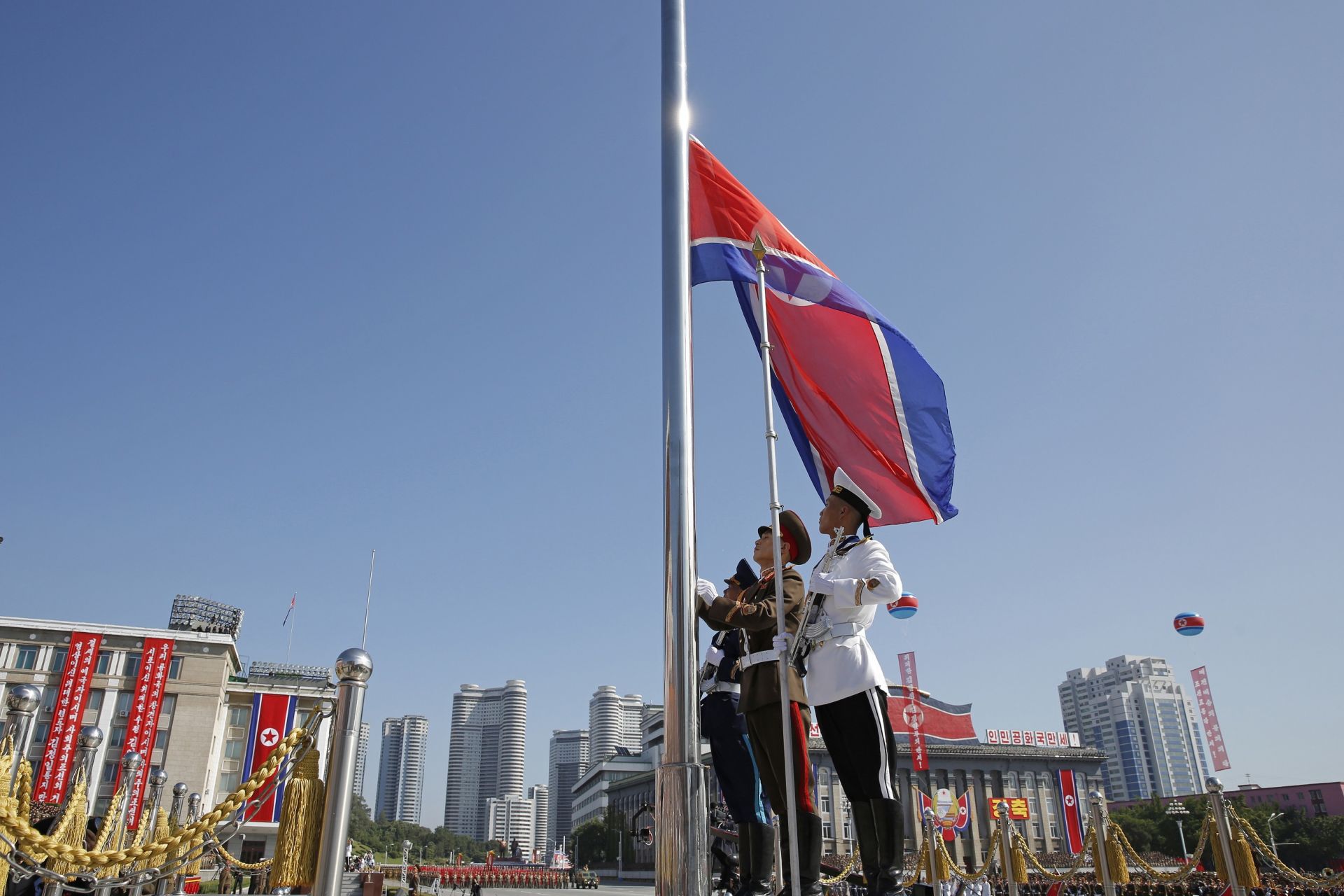 Тържественото издигане на флага на Северна Корея