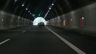 Кола пламна на изхода на тунел "Топли дол" и спря трафика по "Хемус"