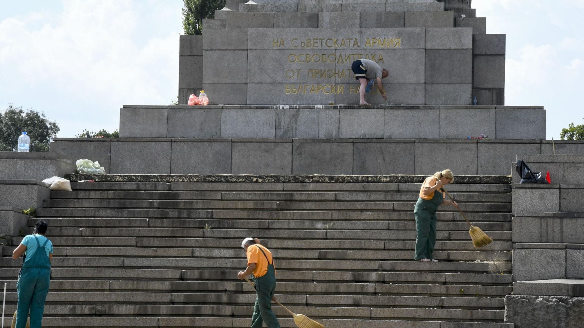 На 9 септември паметникът на Съветската армия в София осъмна
