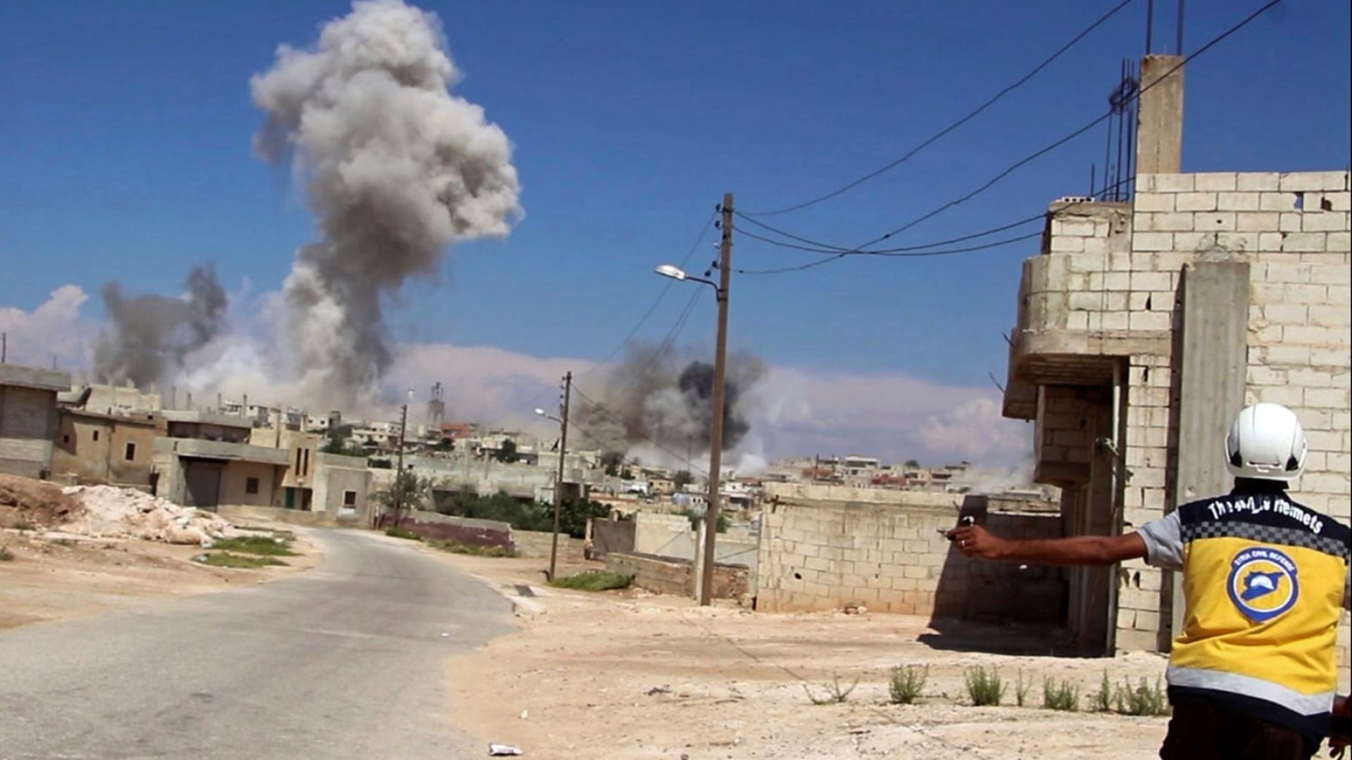 Дамаск удари Идлиб и Хама с "варелни бомби", Москва също поднови атаките