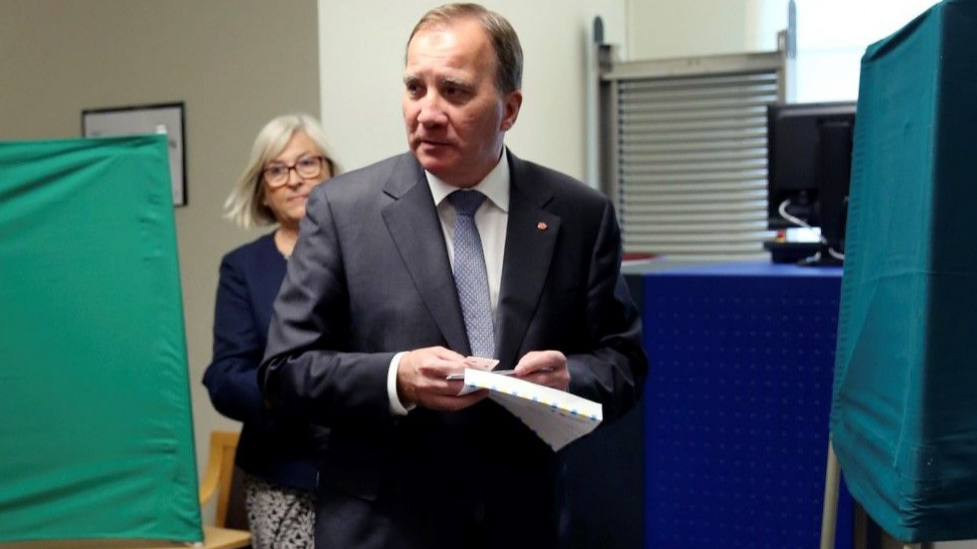 Шведски гласоподаватели и журналисти са били тормозени край няколко избирателни