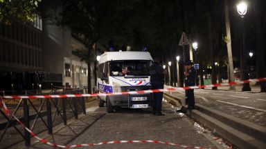 Седем ранени при нападение с нож в Париж (видео)