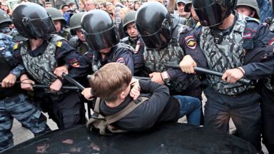 Масови протестни "разходки" и арести по време на изборите в Русия