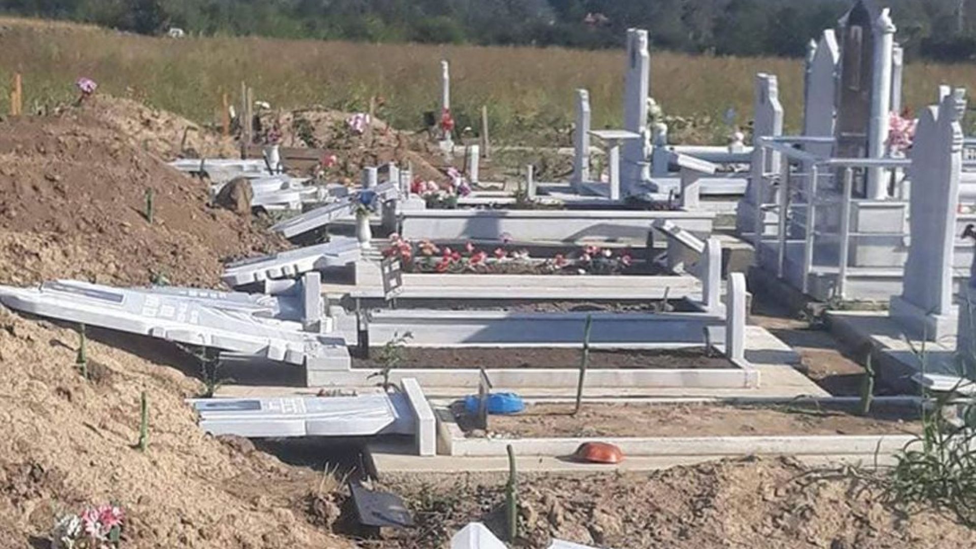 Поругаха над 40 мюсюлмански надгробни плочи в Добрич