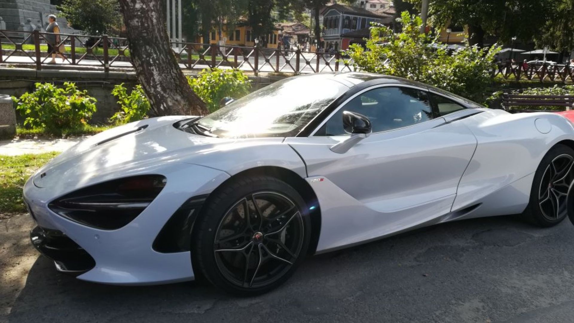 Парад на скъпи автомобили и вероятно среща на техните собственици