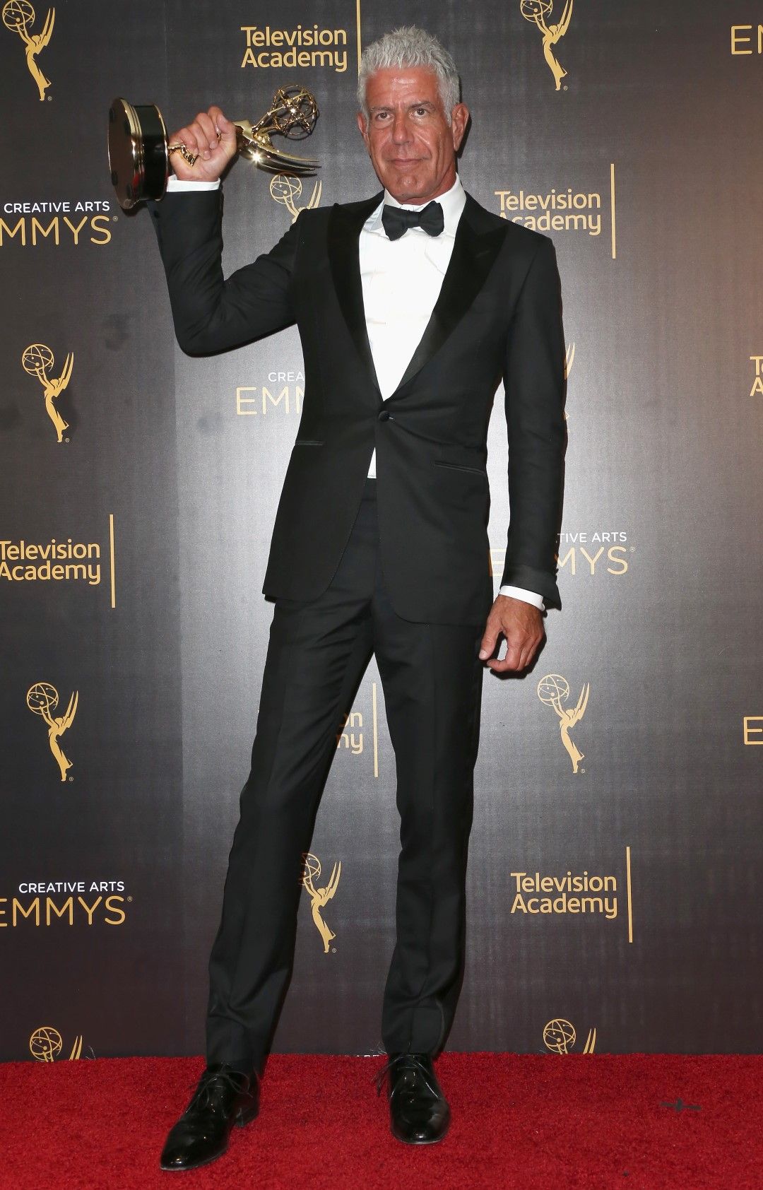 Антъни Бурдейн с наградата си "Еми" през 2016 г.
